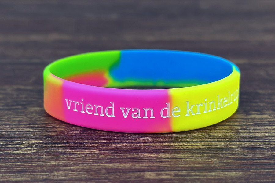 siliconen polsbandjes met een mix van kleuren diepliggende druk die opgevuld is met wit
